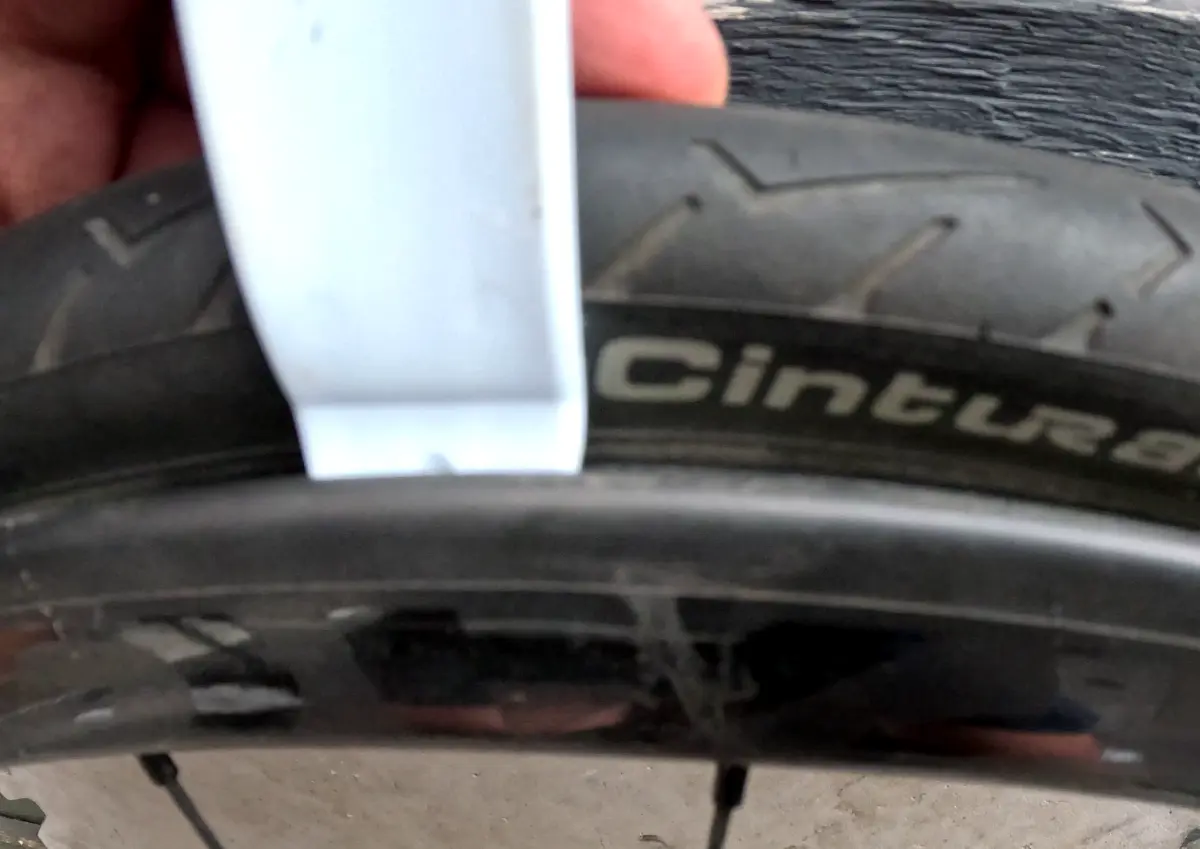 Tyre lever in wheel rim